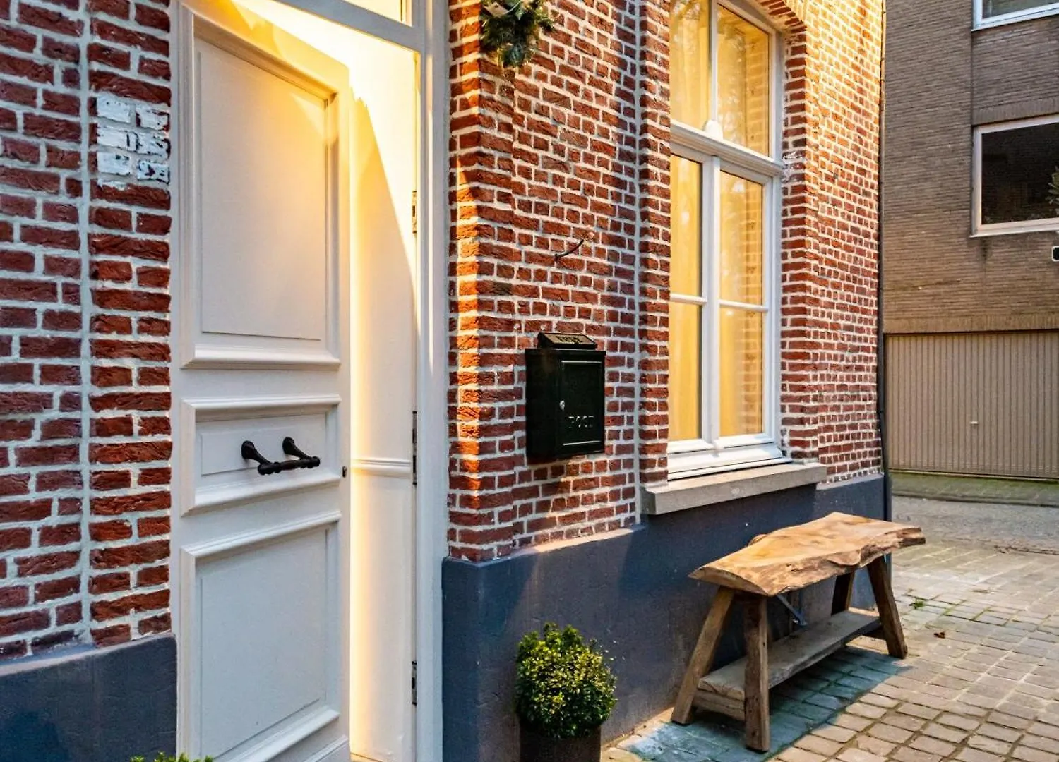 Romantic Escape And Wellness At Miss Tinguett In Bruges