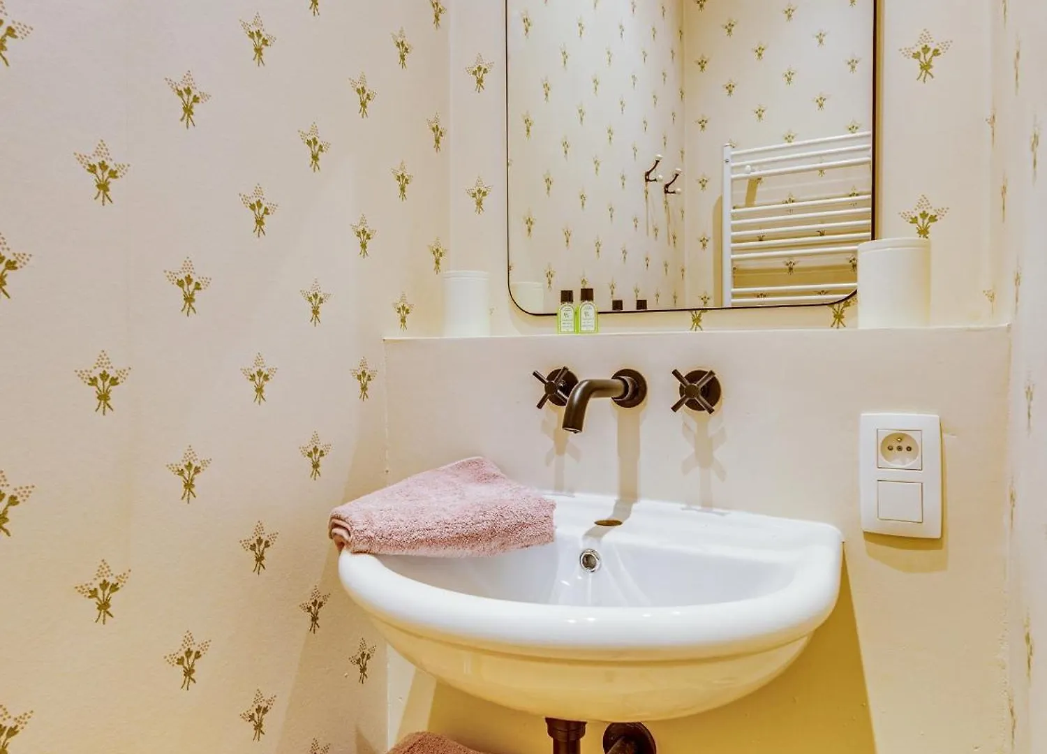 Romantic Escape And Wellness At Miss Tinguett In Bruges Homestay