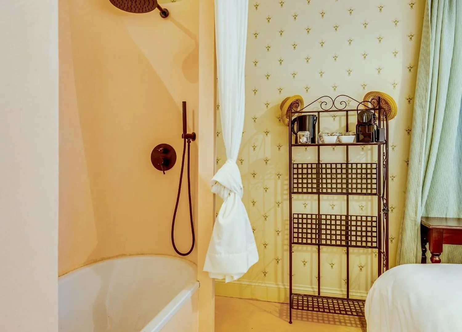 Homestay Romantic Escape And Wellness At Miss Tinguett In Bruges