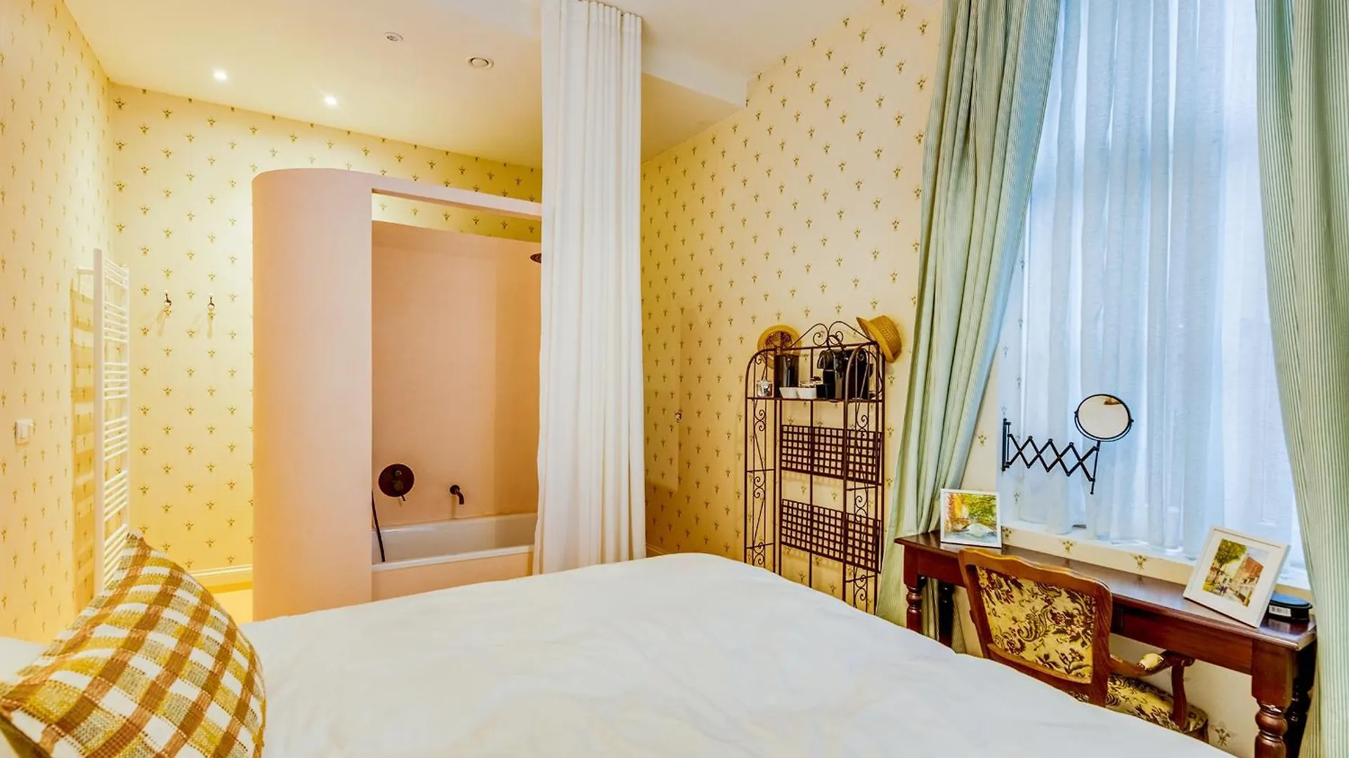 Homestay Romantic Escape And Wellness At Miss Tinguett In Bruges
