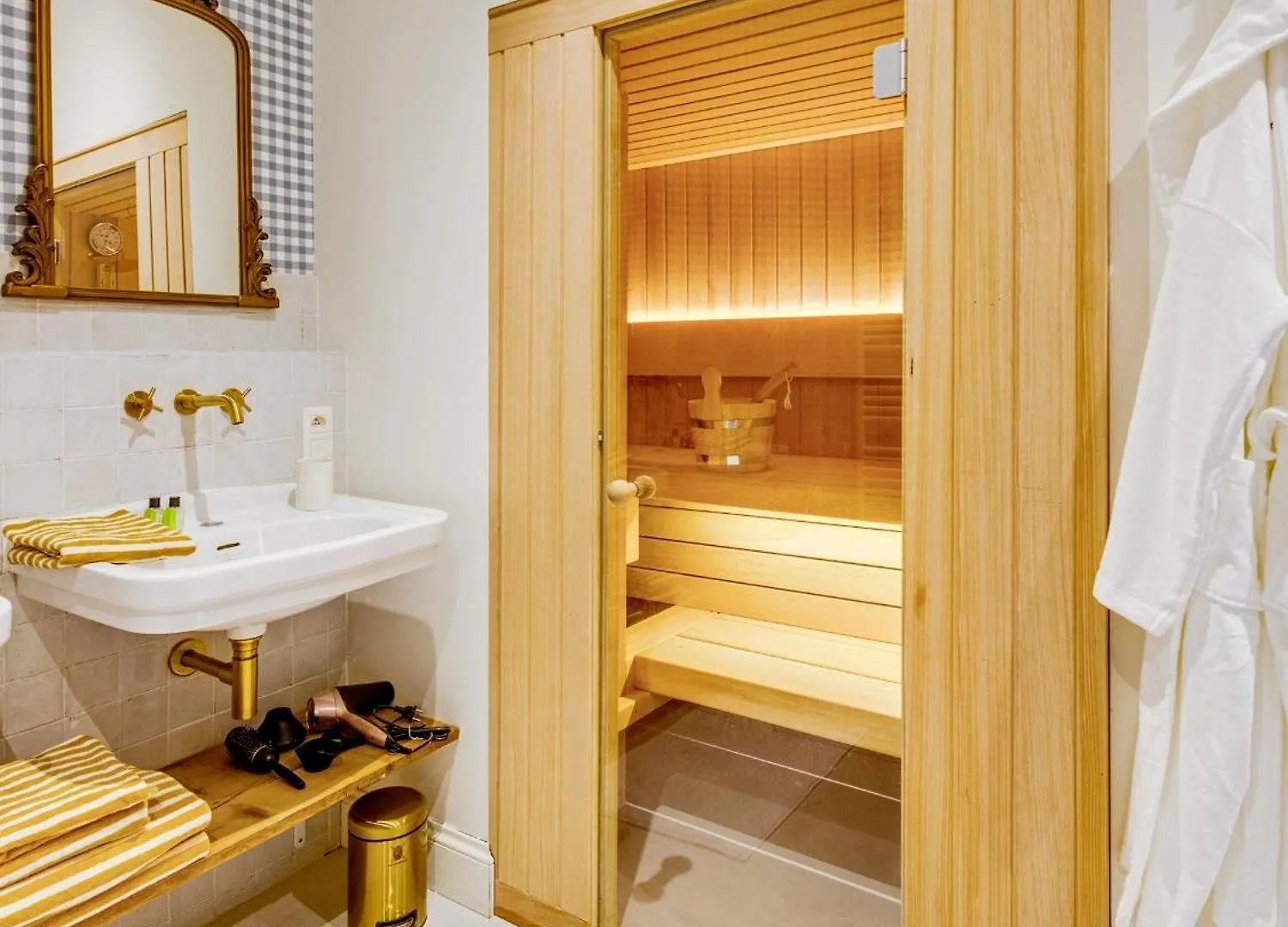 Romantic Escape And Wellness At Miss Tinguett In Bruges