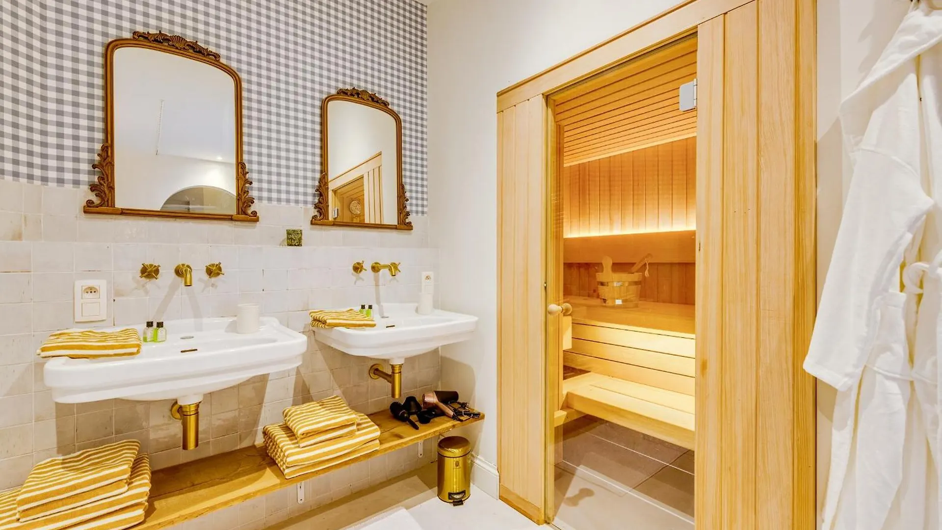 Romantic Escape And Wellness At Miss Tinguett In Brygge 0*,
